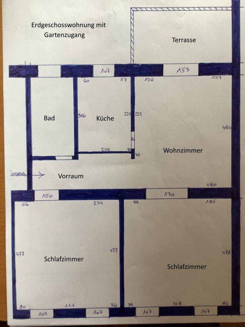 Handgezeichneter Grundriss einer Erdgeschosswohnung mit direktem Zugang zum Garten und Terrasse.