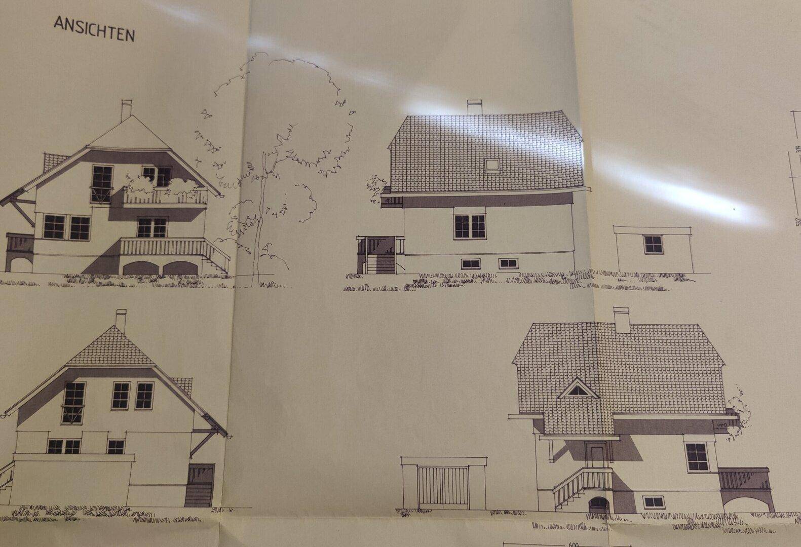 Architektonische Ansichten des Hauses aus verschiedenen Perspektiven.