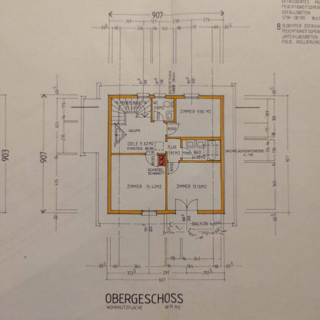 Grundriss des Obergeschosses mit Schlafzimmern, Bad, WC und Balkon.