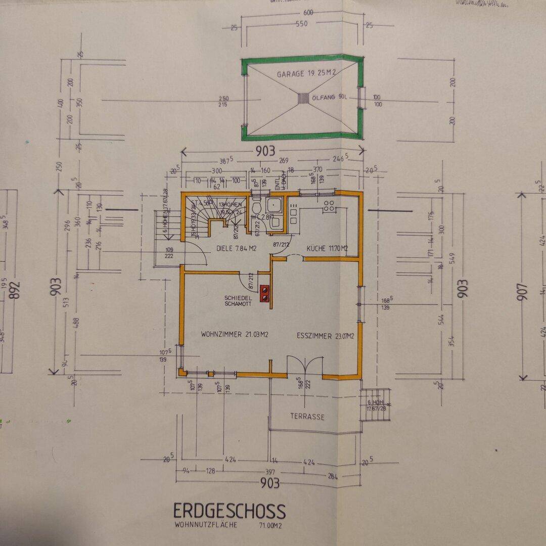 Grundriss des Erdgeschosses mit Wohnzimmer, Esszimmer, Küche und Terrasse.
