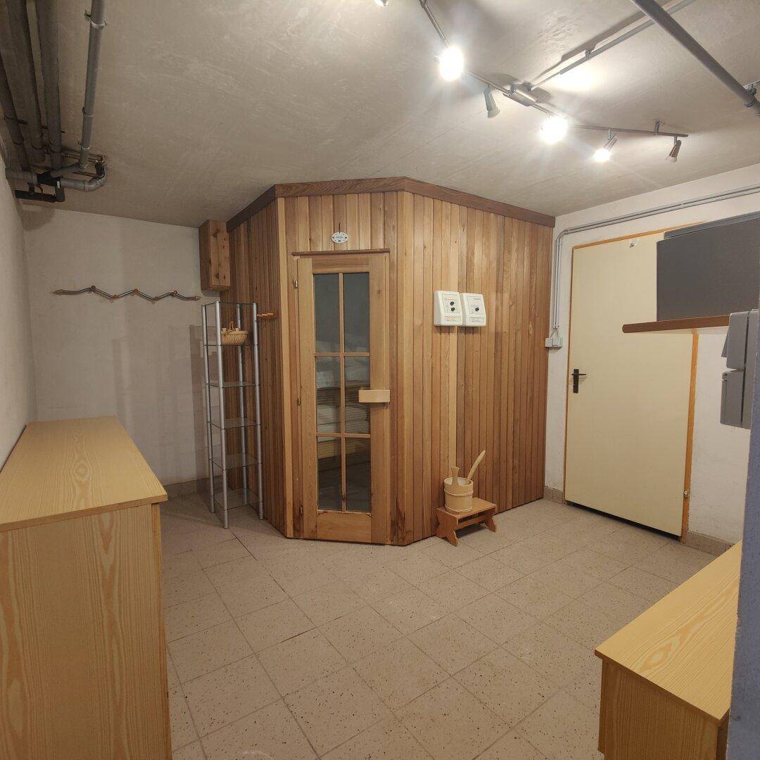 Kellerraum mit einer privaten Sauna, ideal für Entspannung und Wellness im eigenen Zuhause.