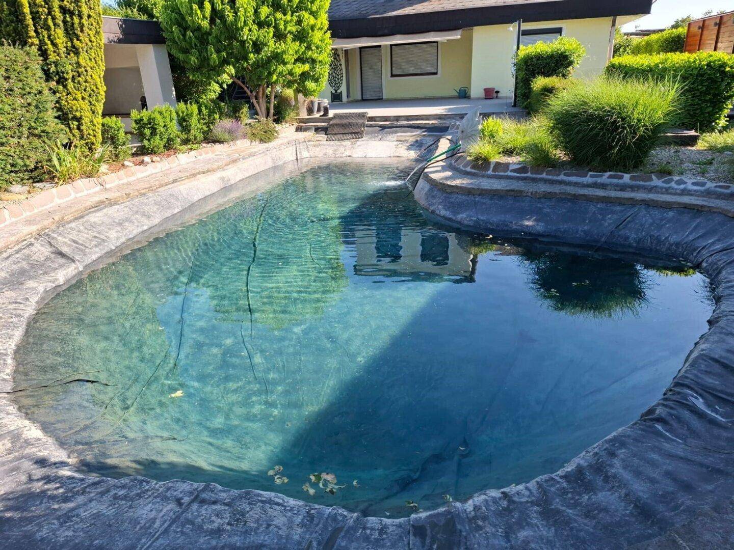 Schmucke Familienvilla mit zwei Wohneinheiten in sehr guter Korneuburger Ruhelage mit Natur Schwimmteich! – pohled 2