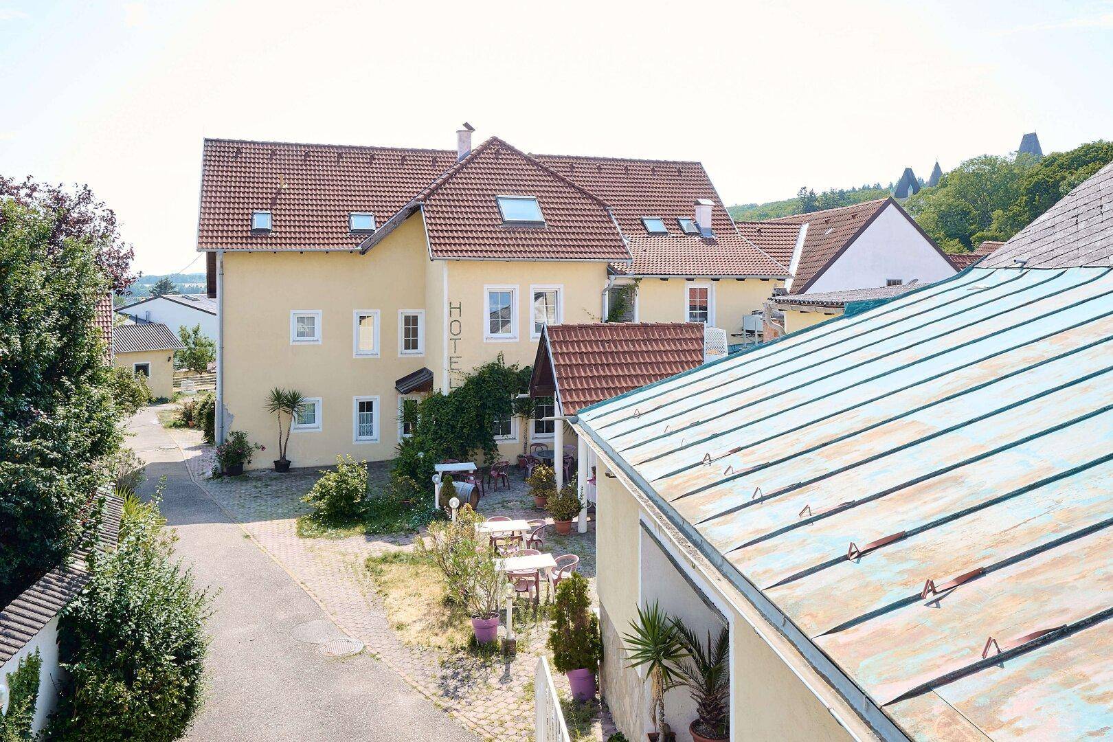 Überblick über das Hotelgelände mit Gebäuden, Außenbereichen und der umliegenden Landschaft.