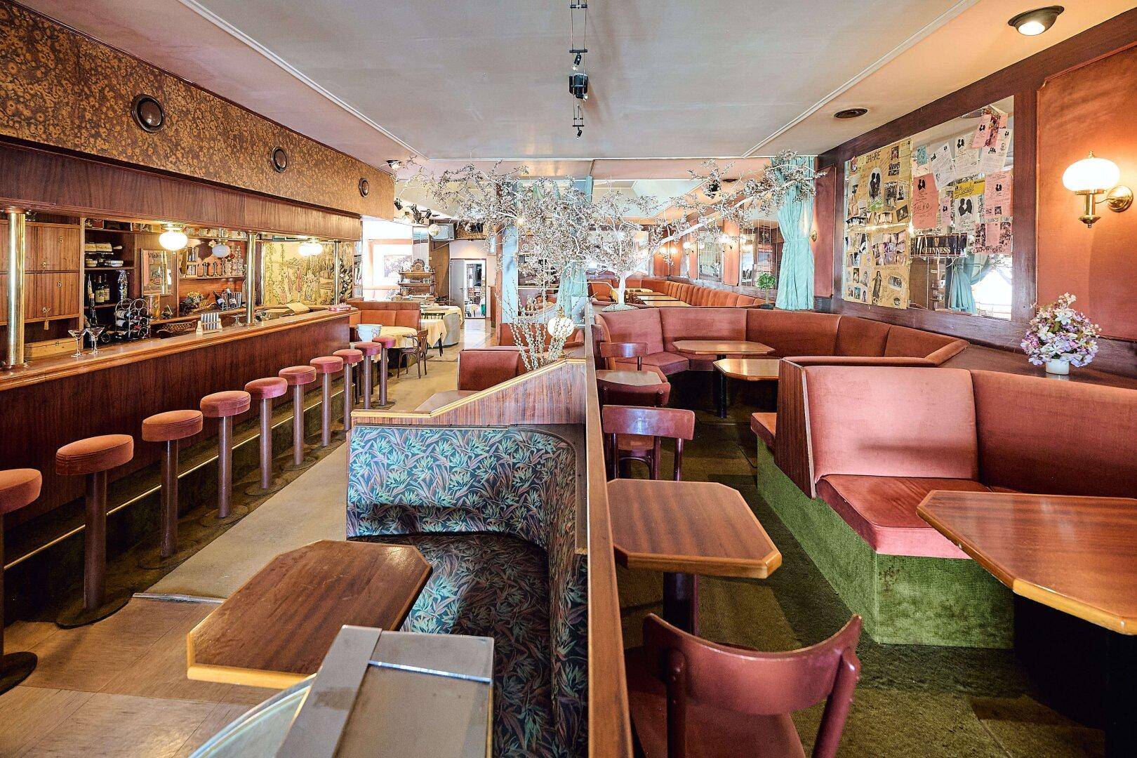 Geräumiger Bar- und Loungebereich mit bequemen Sitzgelegenheiten und traditioneller Einrichtung.