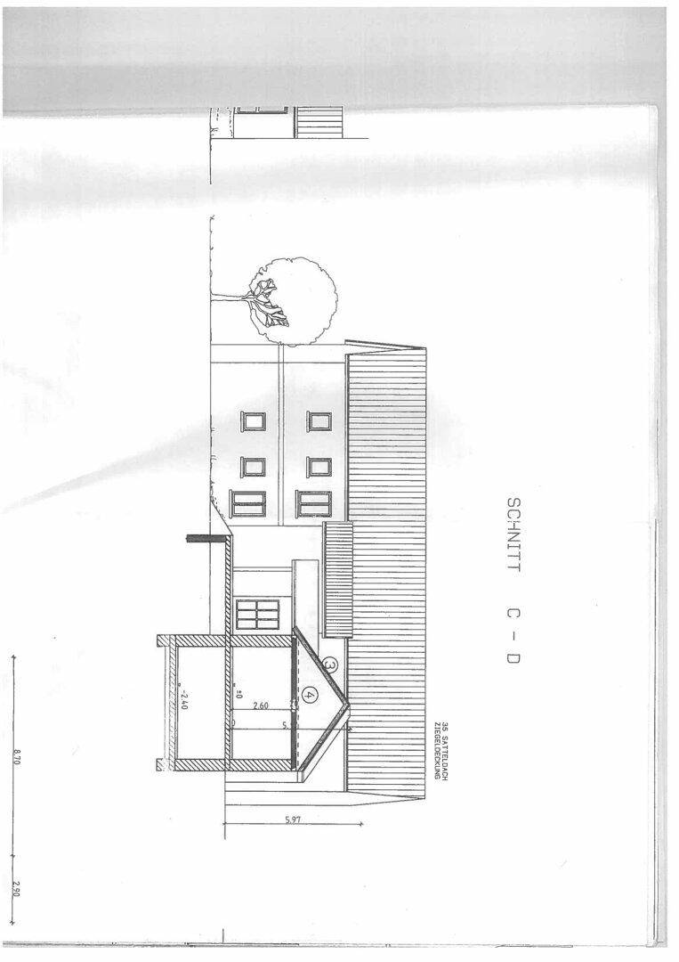 Gebäudeschnittansicht mit Dachkonstruktion und Außenbereichen.