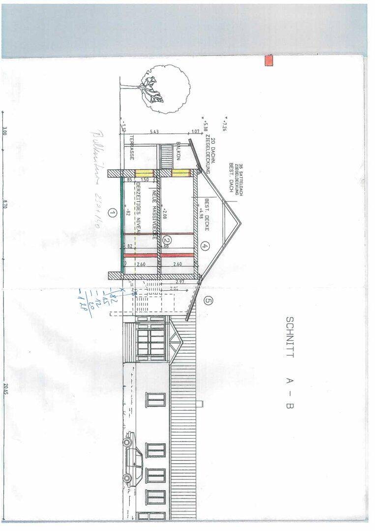 Schnittzeichnung des Gebäudes mit Dachform, Terrassen- und Balkonbereichen.