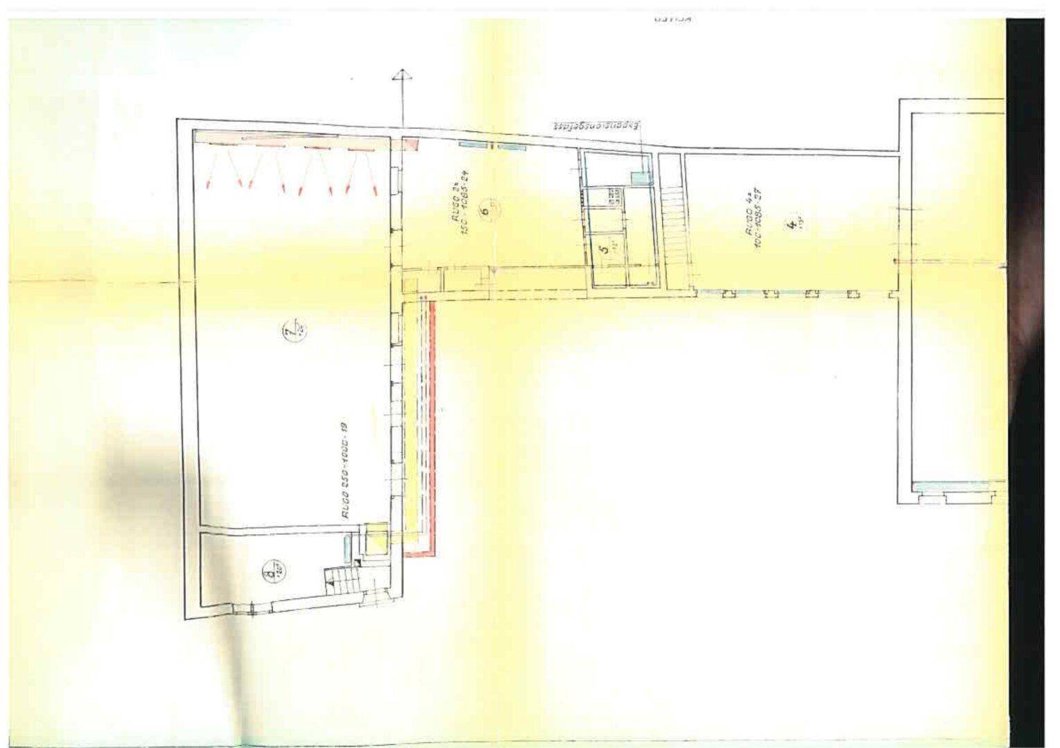 Grundrissplan mit verschiedenen Räumen, Treppenhaus und potenziellen Balkonbereichen.