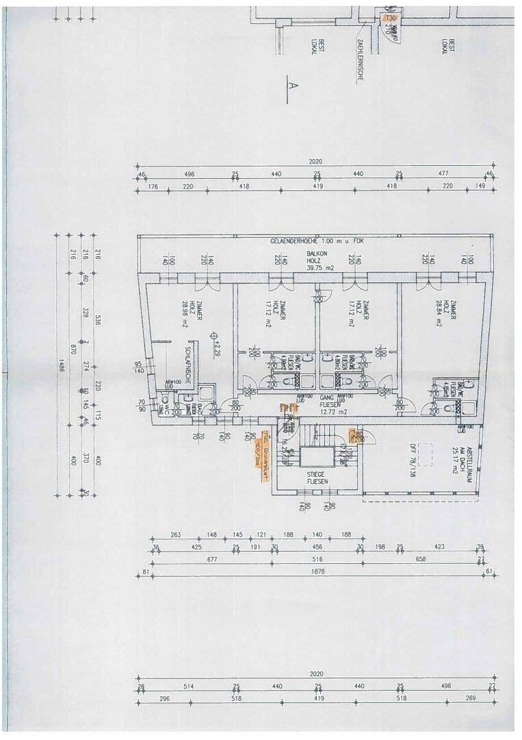 Grundrissplan mit Schlafzimmern, Bädern, separatem WC und Balkonzugang für eine Wohneinheit.