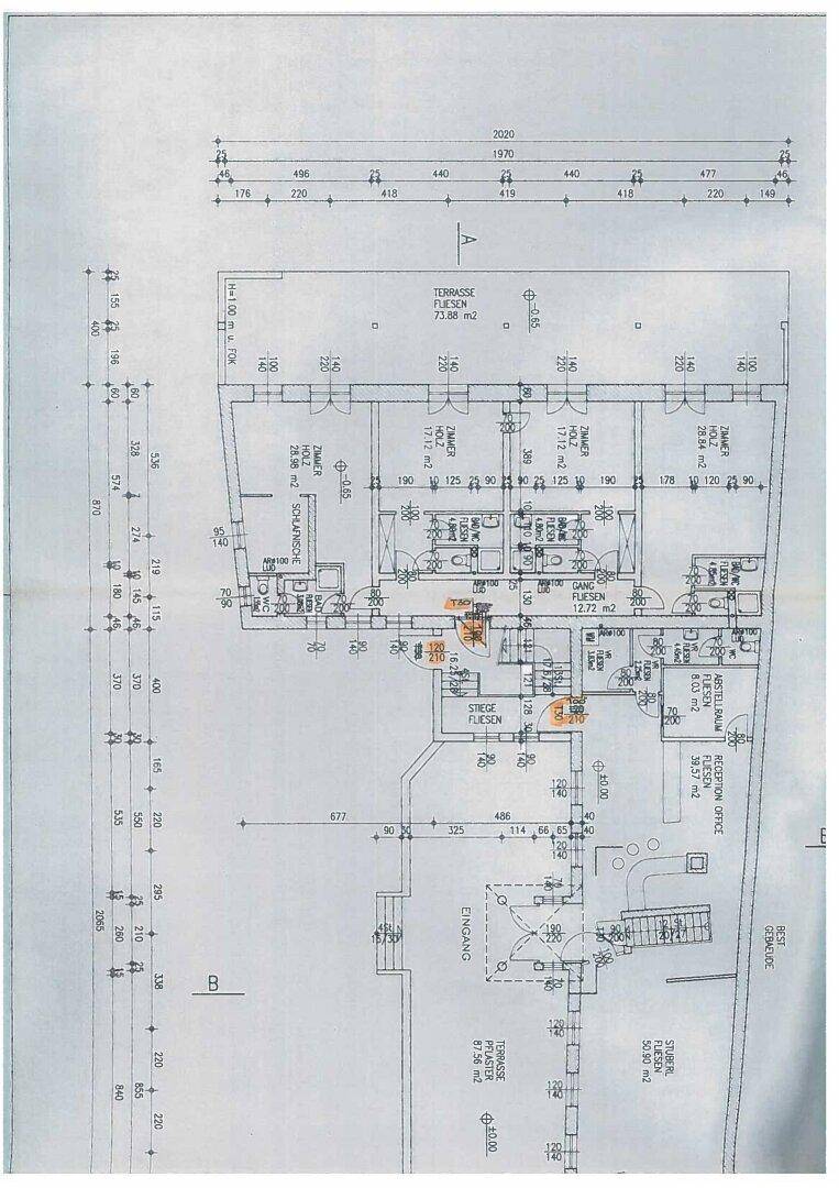 Detaillierter Grundriss mit mehreren Zimmern, Bädern, Küche und Zugang zu Terrasse und Balkon.