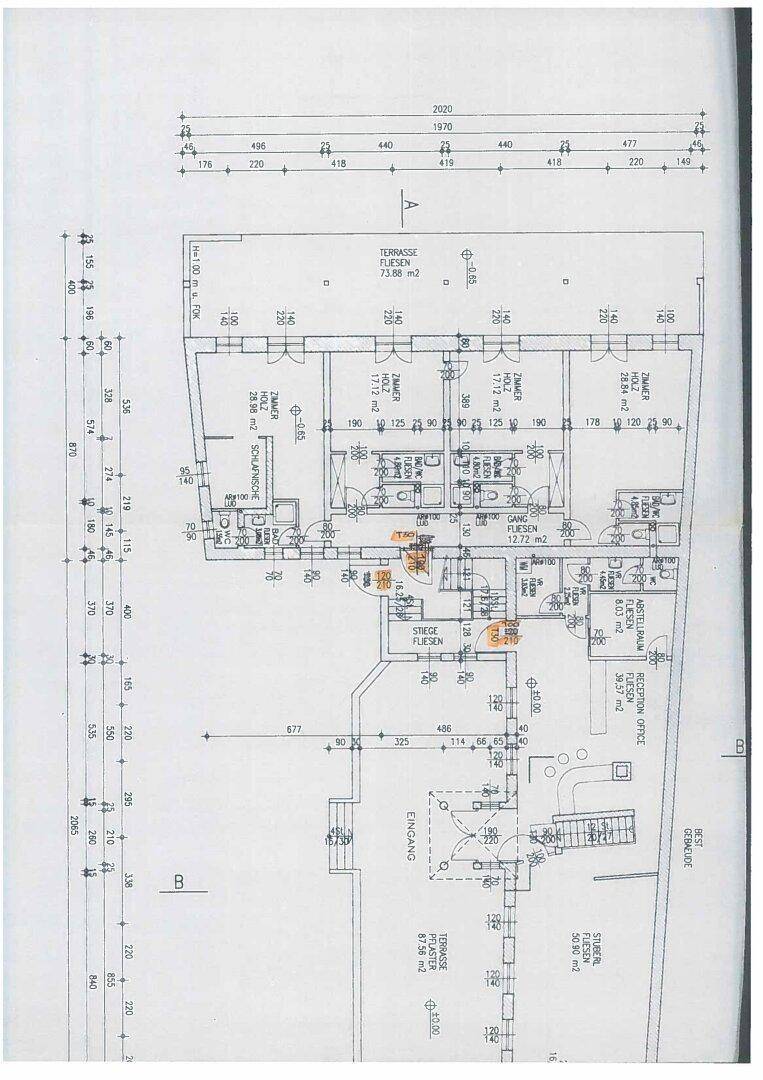 Detaillierter Grundriss mit Wohnbereichen, Bädern, Küche und großer Terrasse sowie Balkon.