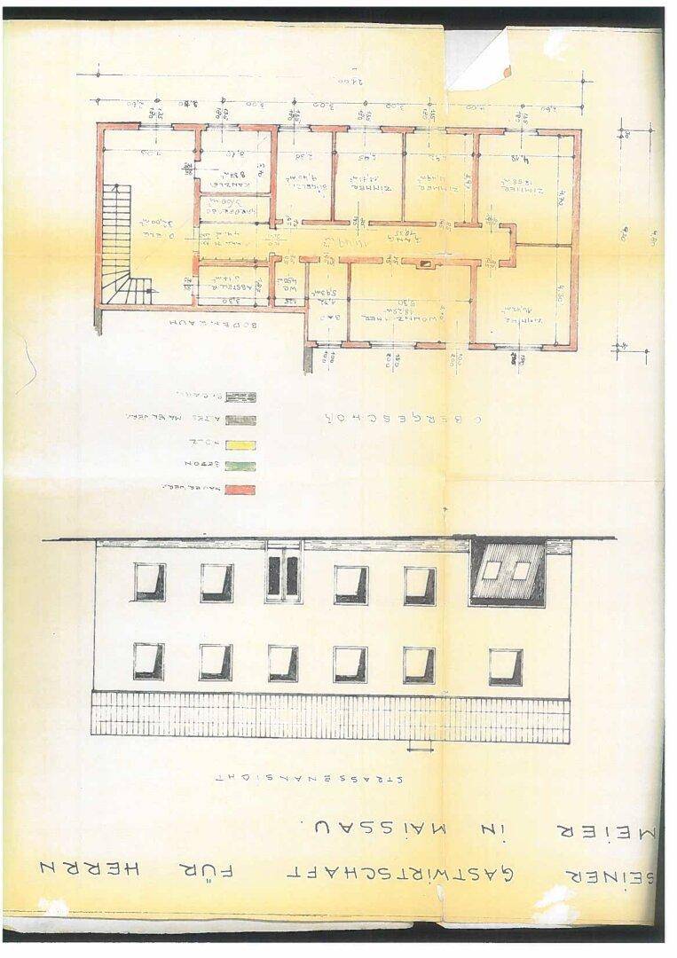 Grundriss des Obergeschosses und Ansicht der Straßenfassade mit Fenstern und Balkon.