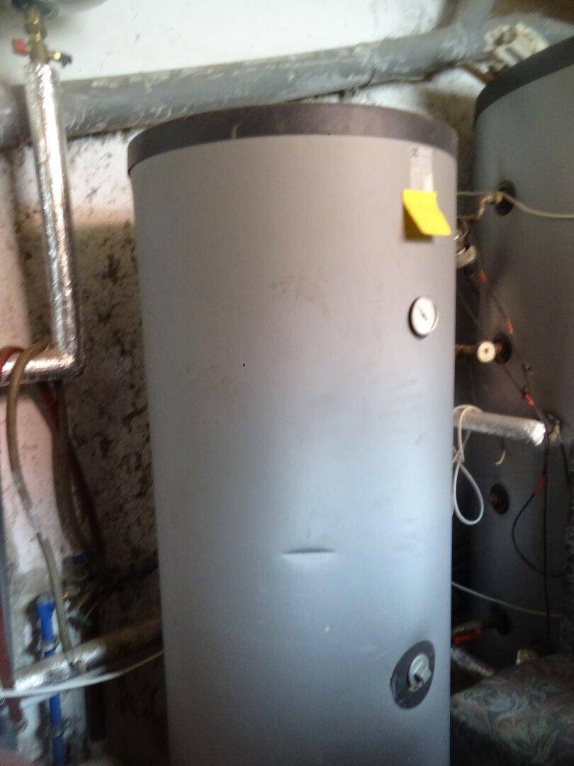 Nahaufnahme eines Warmwasserspeichers in einem Technikraum.