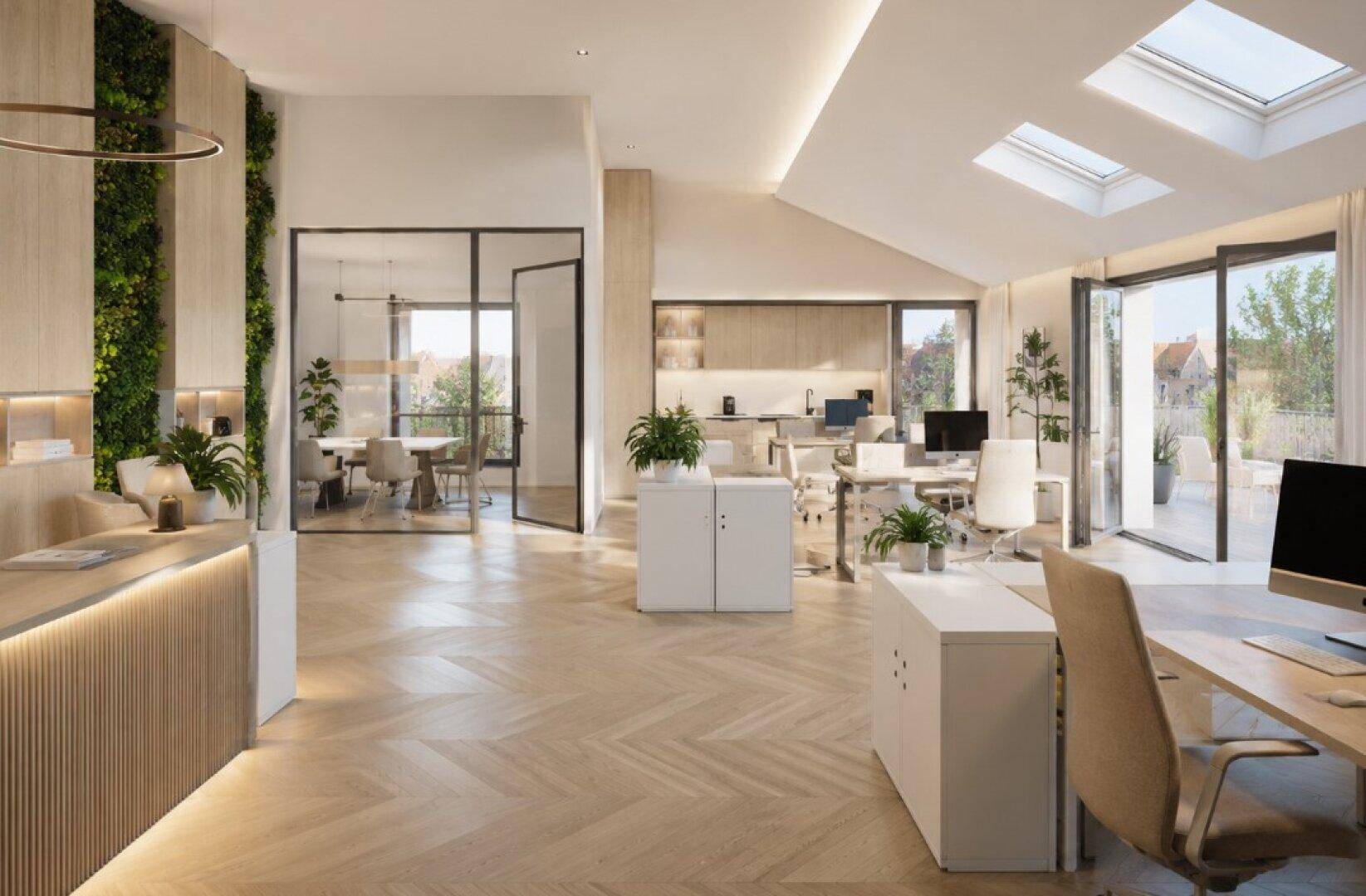 Helles und offenes Büro mit Holzboden, Dachfenstern und Zugang zu einer Terrasse.
