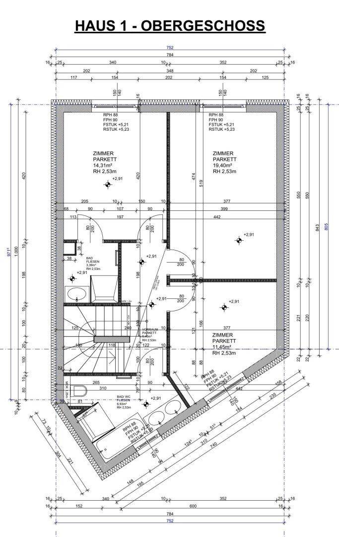 Grundriss des Obergeschosses mit drei Schlafzimmern und einem Badezimmer mit Badewanne und Dusche.