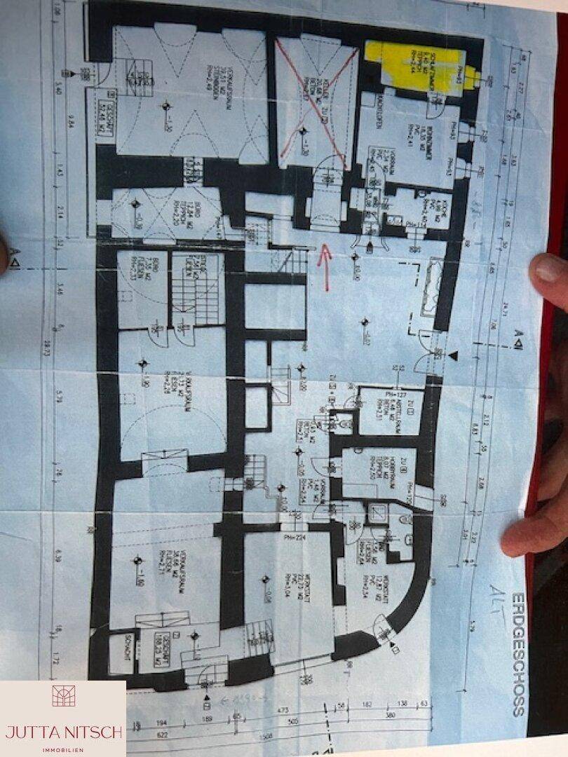 Detaillierter Grundriss des Erdgeschosses mit mehreren Zimmern, Bädern und einer separaten Küche.