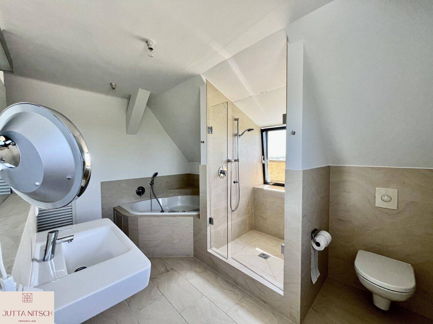 Modernes Badezimmer mit Eckbadewanne, ebenerdiger Dusche, Wand-WC und Einzelwaschbecken.