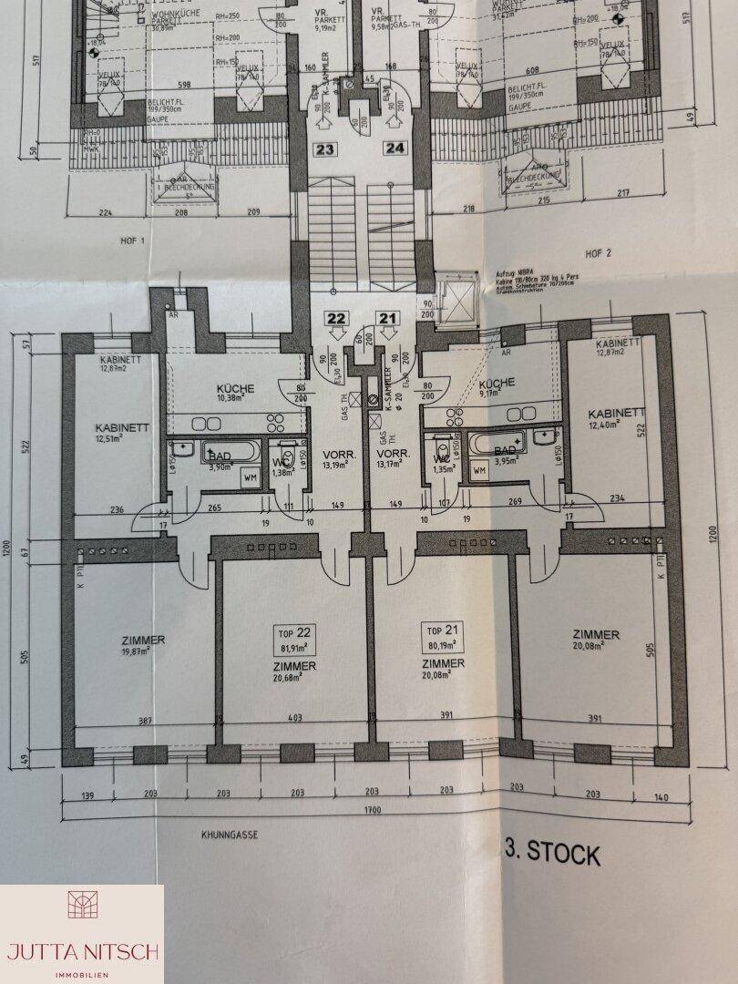 Grundrissplan des dritten Stocks mit mehreren Wohneinheiten, die jeweils über Küche, Bad und mehrere Zimmer verfügen. Einige Einheiten haben Balkone.