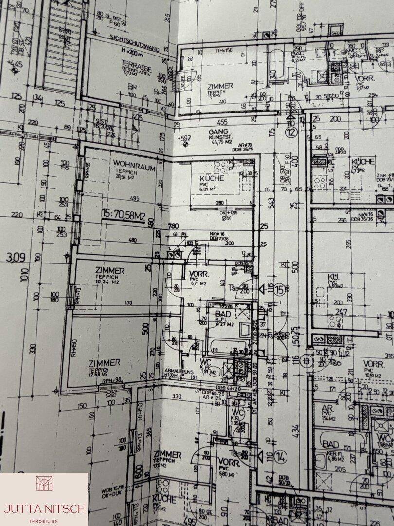 Detaillierter Grundrissplan einer Wohnung mit verschiedenen Räumen und Maßen.