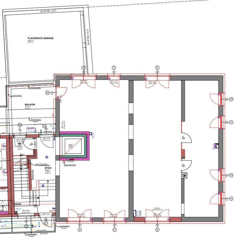 Grundrissplan zeigt die Aufteilung von zwei Einheiten mit einem Balkon und einem zentralen Treppenhaus mit Aufzug.