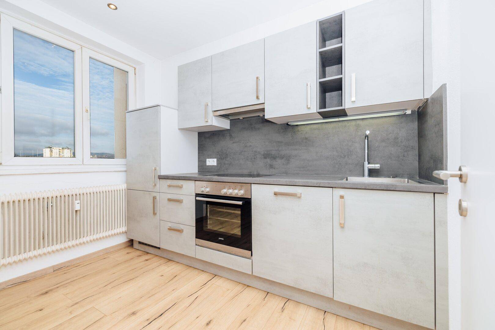 7. STOCK VON 7 I BLICK ÜBER GRAZ I LIFT I BADEWANNE I TOP SANIERT I ZENTRALE RUHIGE LAGE I MODERNE KÜCHE I SCHLOSSBERGBLICK I AB SOFORT I SEHR HELL I PROJEKT WOHNEN - Ansicht 3