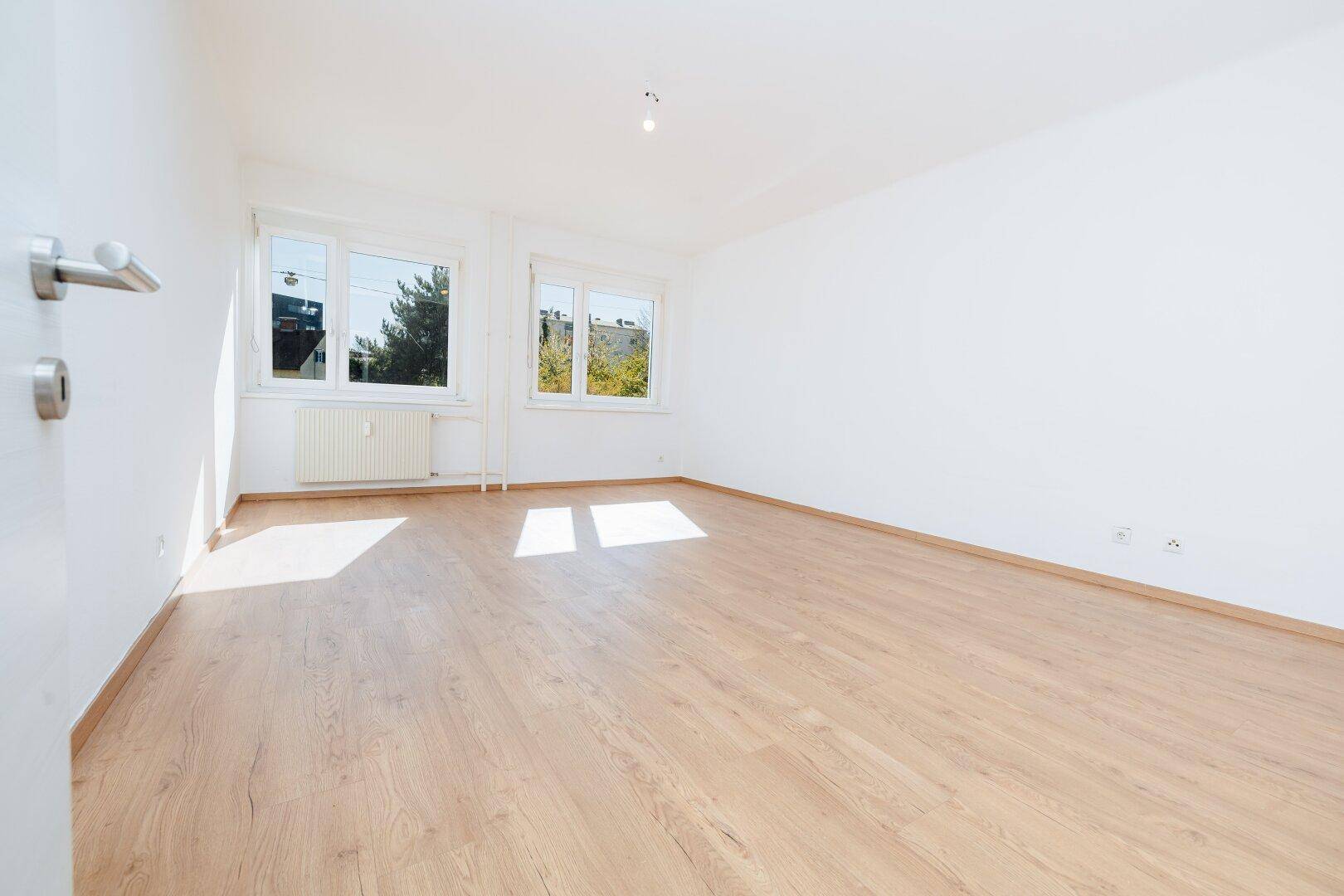 SONNIGE LOGGIA I KOMPLETT ERNEUERT I 3-ZIMMER-DOMIZIL I BESTE LAGE BEIM LEND I HELL &amp; LUFTIG I RUHIGES WOHNEN I TIERFREUNDLICHES ZUHAUSE I PROJEKT WOHNEN I