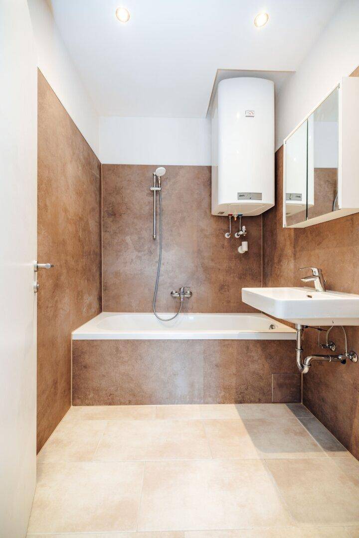 7. STOCK VON 7 I BLICK ÜBER GRAZ I LIFT I BADEWANNE I TOP SANIERT I ZENTRALE RUHIGE LAGE I MODERNE KÜCHE I SCHLOSSBERGBLICK I AB SOFORT I SEHR HELL I PROJEKT WOHNEN - Ansicht 4
