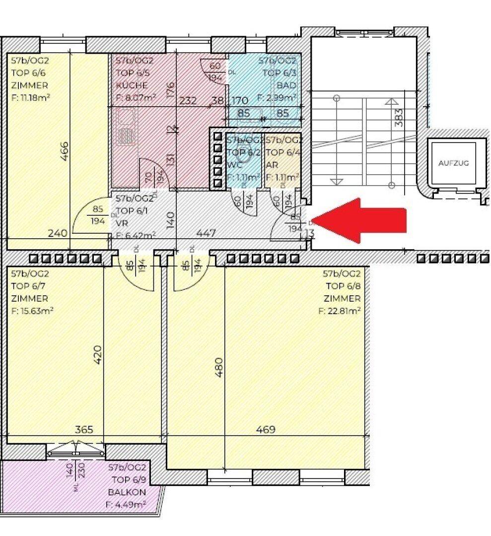 Grundrissplan einer Wohnung mit mehreren Zimmern, Balkon und Aufzug im Gebäude.