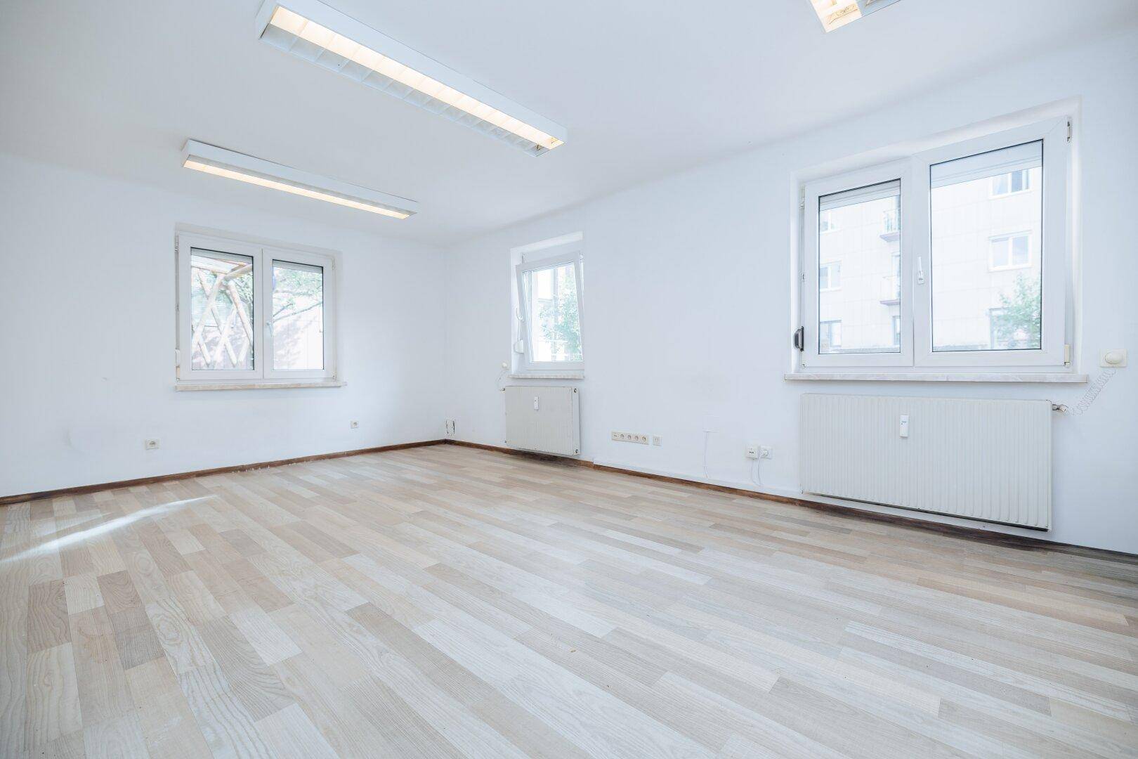 HOFGEBÄUDE mit 72m² I GARTEN I TERRASSE I 4 ZIMMER I PARKPLATZ I ABSOLUTE RUHELAGE I TOP PREIS-LEISTUNG I EINBAUKÜCHE I SEHR HELL I LICHTDURCHFLUTET I AB SOFORT VERFÜGBAR I PROJEKT WOHNEN I – pohled 2
