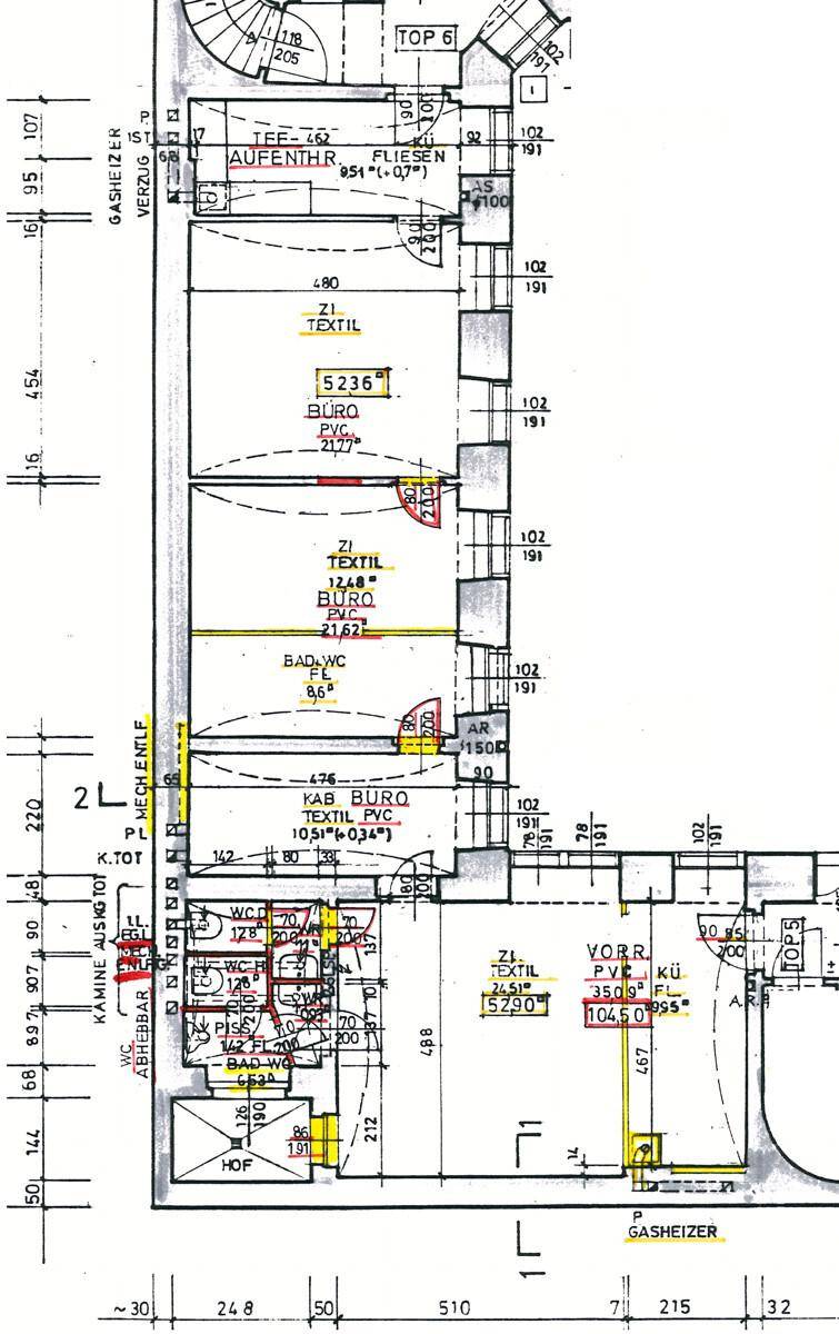 Detaillierter Grundriss mit verschiedenen Räumen und Flächenangaben, inklusive Bad und Büro.