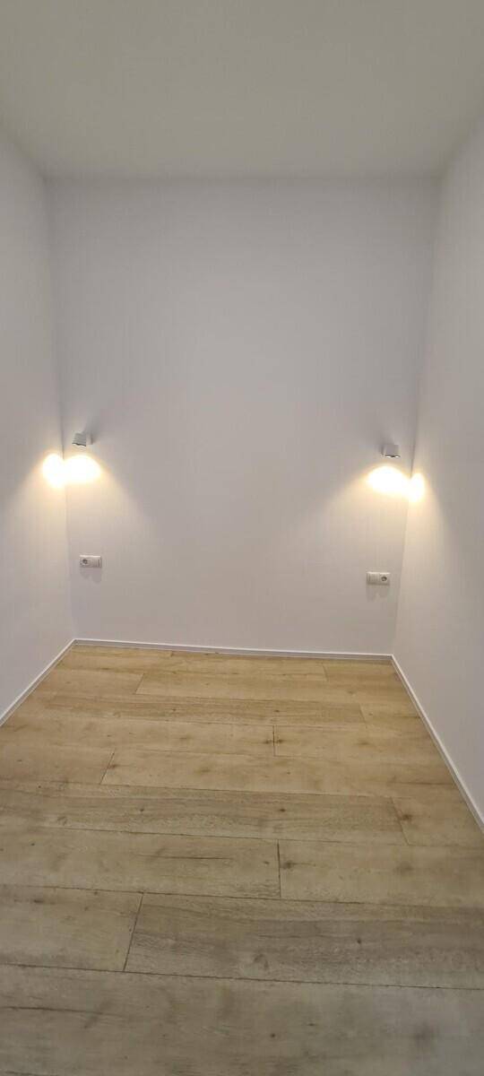 2,5 Zimmer Wohnung in Biedermeierhaus - Więcej
