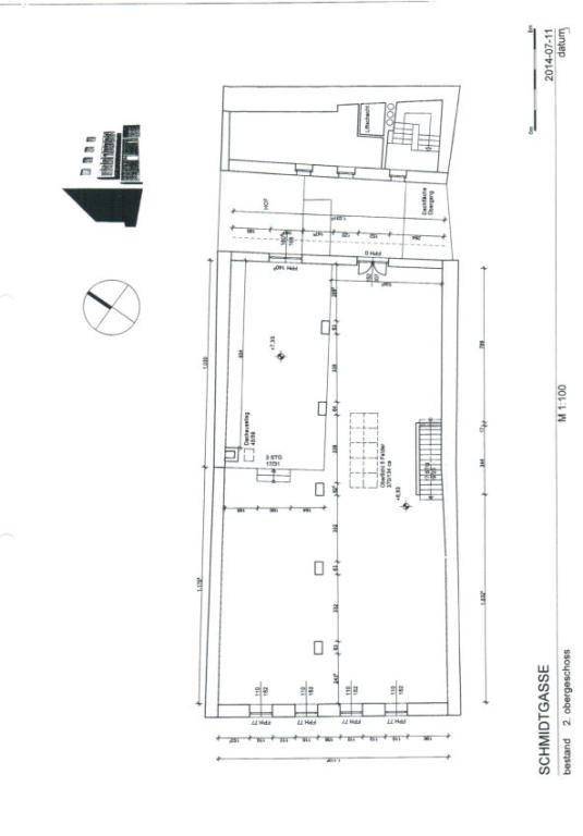 Grundriss des zweiten Obergeschosses mit großem, offenem Bereich und mehreren Fenstern.
