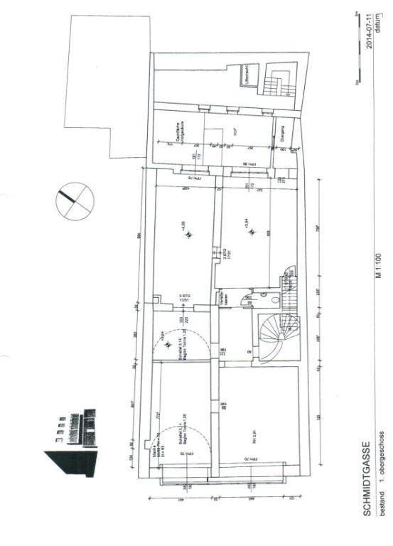 Grundriss des ersten Obergeschosses mit mehreren Räumen und einer Wendeltreppe.