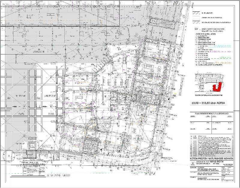 Detaillierter architektonischer Plan eines großen Gebäudekomplexes mit verschiedenen Ebenen und technischen Details.