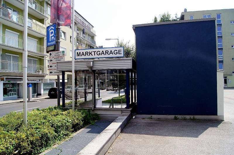 Eingang zur Tiefgarage "Marktgarage" in einer städtischen Umgebung mit umliegenden Gebäuden.