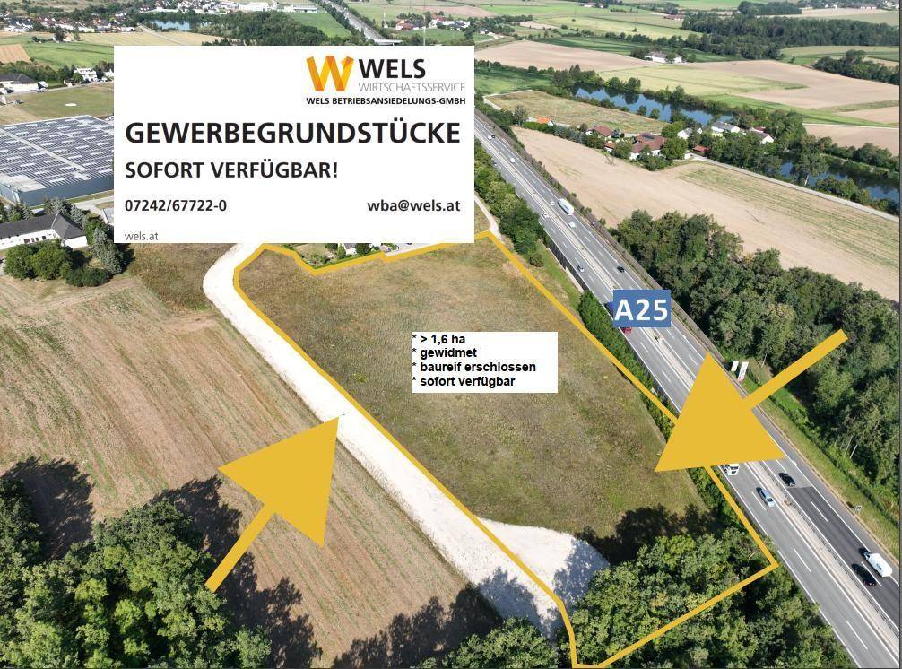 Luftaufnahme eines Gewerbegrundstücks mit direkter Anbindung an die Autobahn A25 und umliegender Natur.