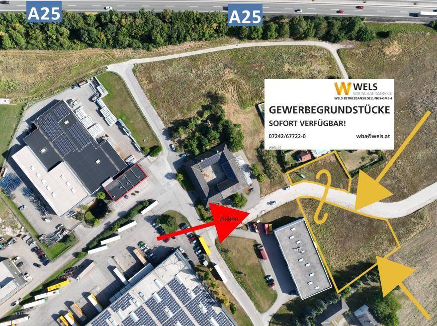Luftaufnahme von Gewerbeflächen mit Autobahnanbindung und Hinweisen auf Zufahrten.