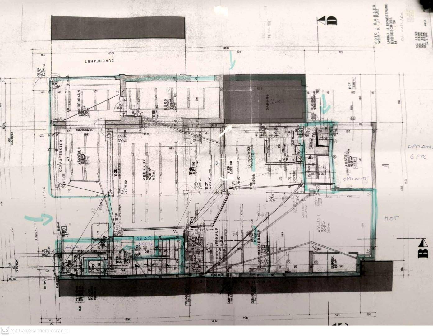 Grundriss des Erdgeschosses zeigt Verkaufsflächen, Büros und eine Garage für ein Gewerbeobjekt.