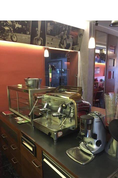 Professionelle Barista-Station mit Espressomaschine und Kaffeemühle in einem Gastronomiebetrieb.