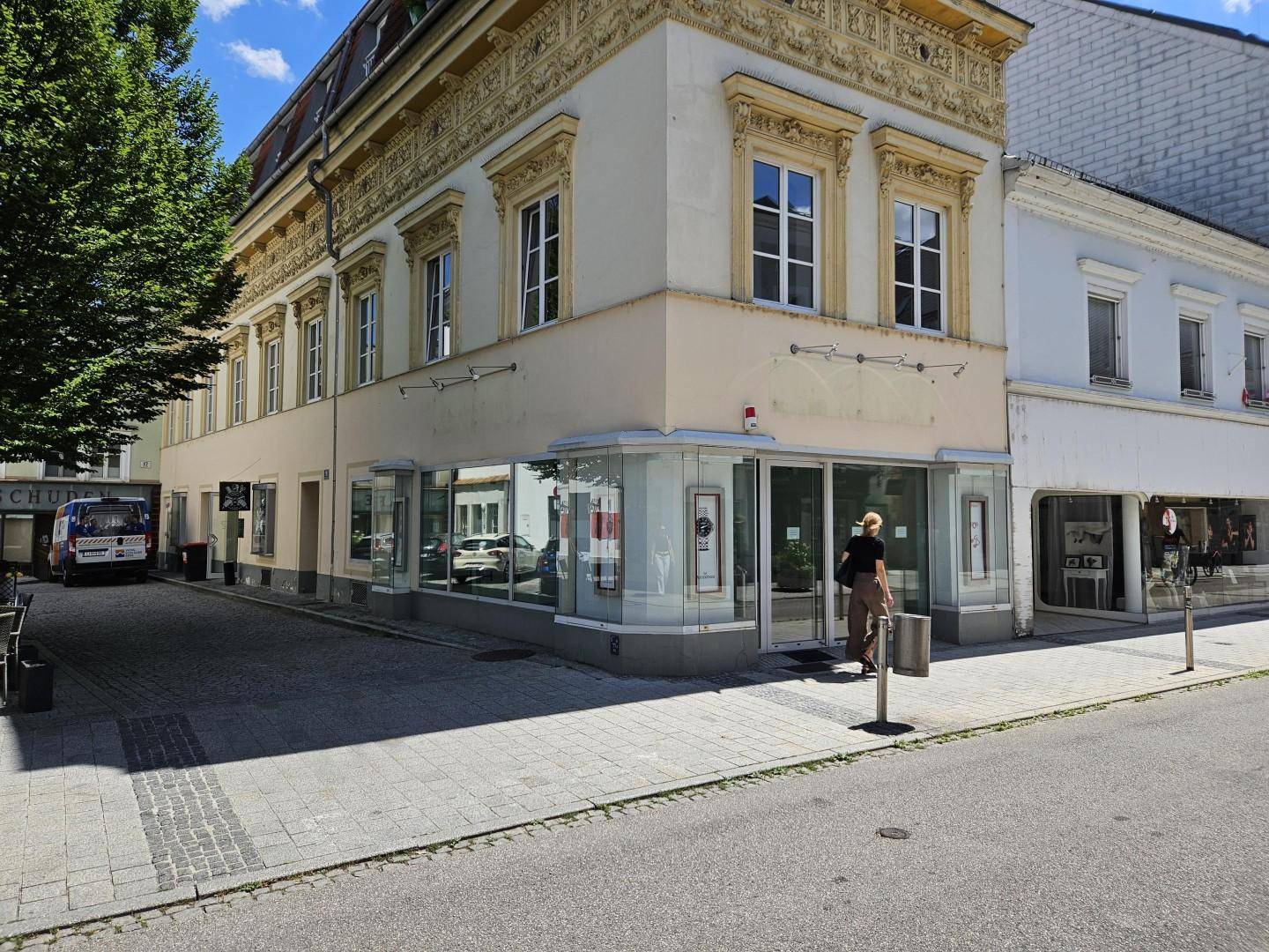 Historisches Gebäude mit Ladenlokal im Erdgeschoss und Wohnungen darüber, an einer Straße gelegen.