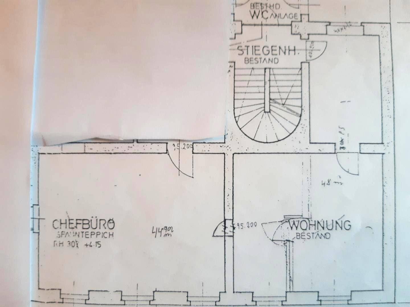 Grundrissplan zeigt die Aufteilung einer Wohnung mit Treppenhaus und Bürobereich.