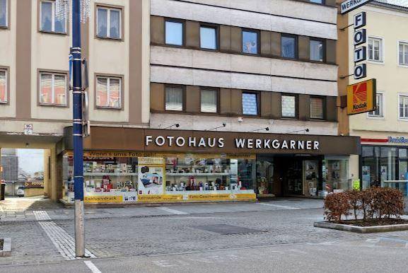Ansicht des Fotohauses Werkgarner von der Straße, mit oberen Etagen und angrenzendem Durchgang.