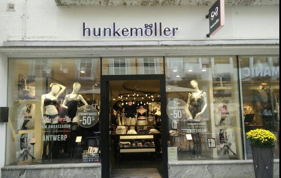 Vorderansicht eines Hunkemöller-Geschäfts mit Schaufenstern, Mannequins und Sale-Angeboten.