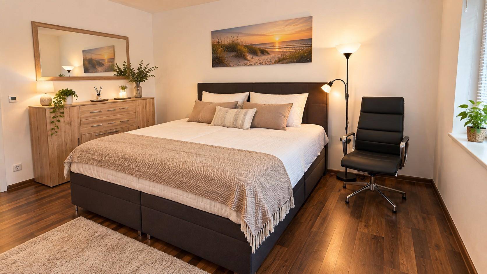 Gemütliches Schlafzimmer mit großem Bett, Holzboden und Nachttischen.
