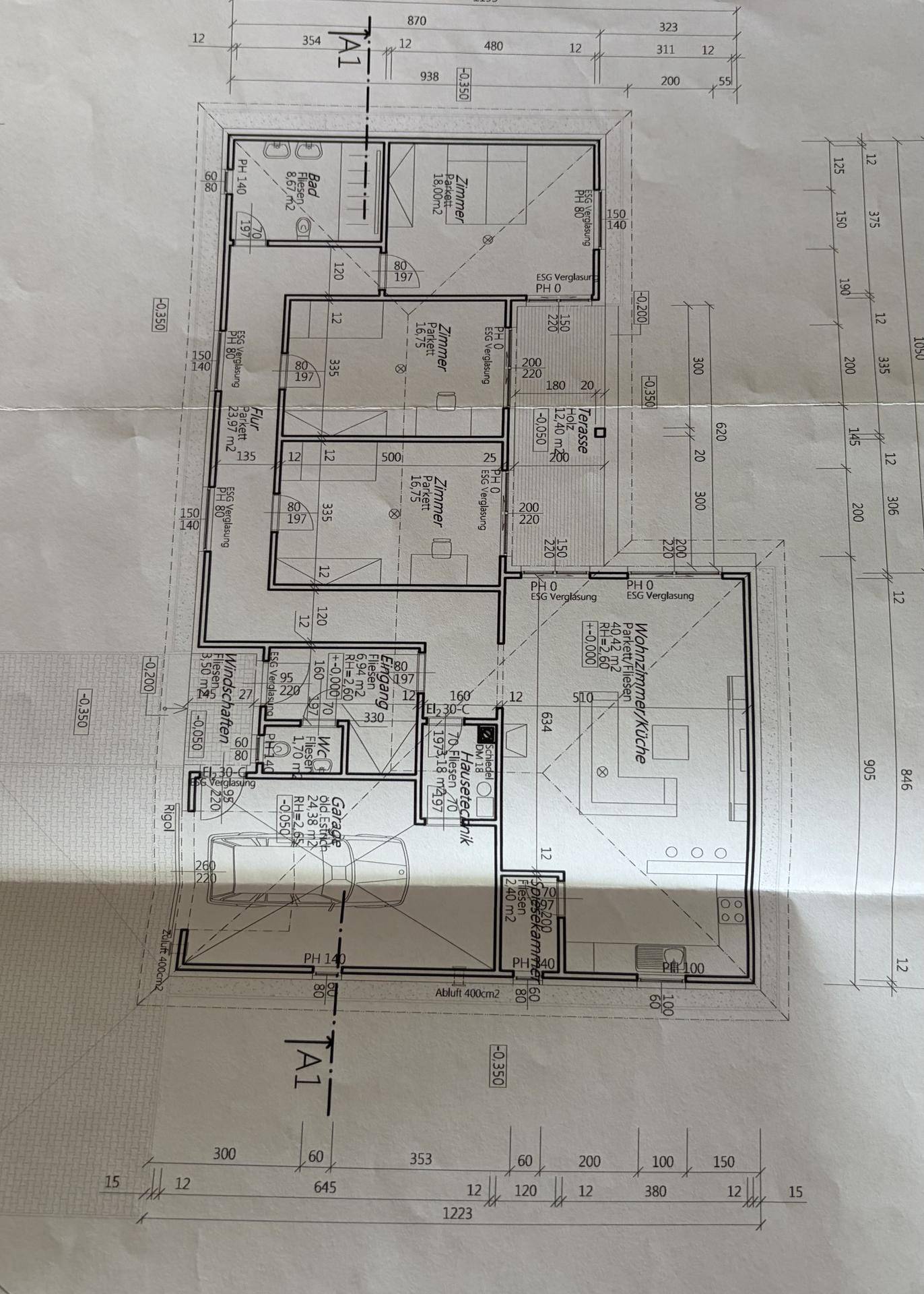 Detaillierter Grundriss des Hauses mit Raumaufteilung und Maßen.