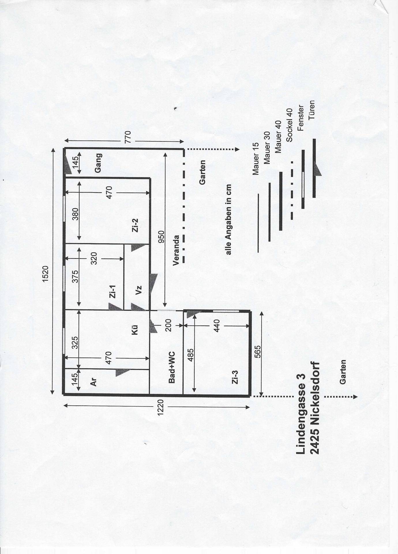 Grundrissplan mit Raumaufteilung und Maßen des Erdgeschosses, inklusive Veranda und Gartenbereichen.