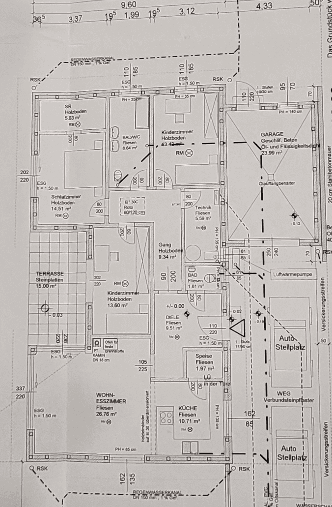 Grundriss des Hauses mit Wohnzimmer, Küche, Schlafzimmern und Terrasse.