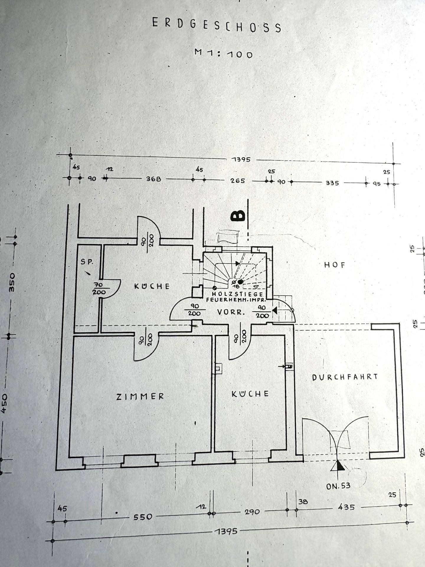 Grundriss des Erdgeschosses mit Küche, Zimmern und Durchfahrt.