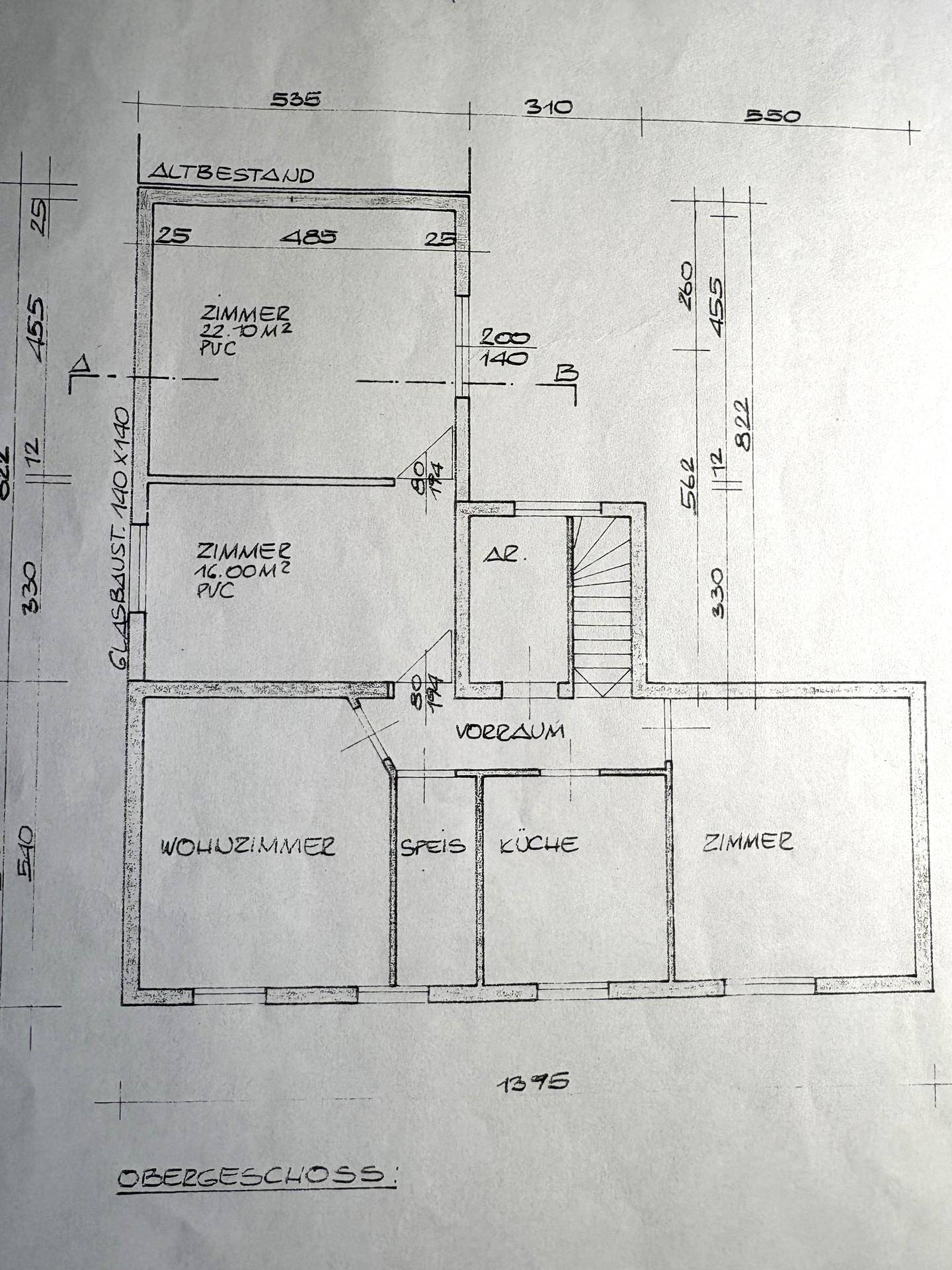 Grundriss des Obergeschosses mit mehreren Zimmern und Treppenaufgang.
