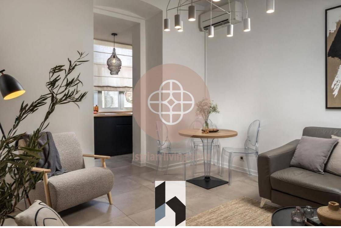 Essbereich mit modernem Tisch und Stühlen, offen zur Küche und Wohnzimmer.