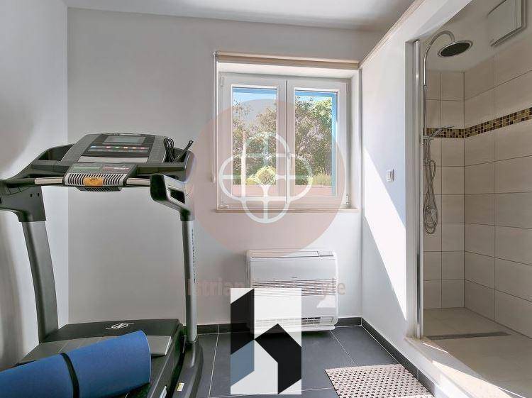 Wellnessbereich mit Sauna und Fitnessgeräten, perfekt zur Entspannung und Bewegung.